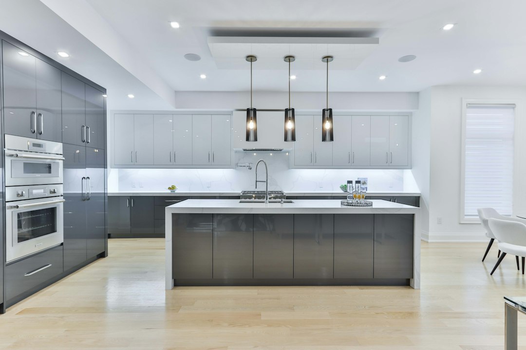 modern-kitchen-with-grey-cabinets-rwxneiyqxaw